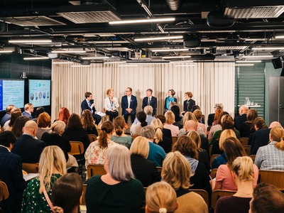 Seminaarin panelistit ja kuunteleva yleisö